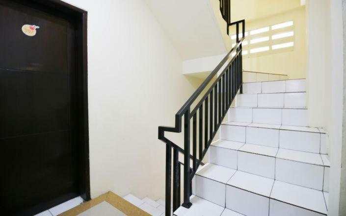 Отель Kamar Keluarga Mangga Besar Джакарта Экстерьер фото